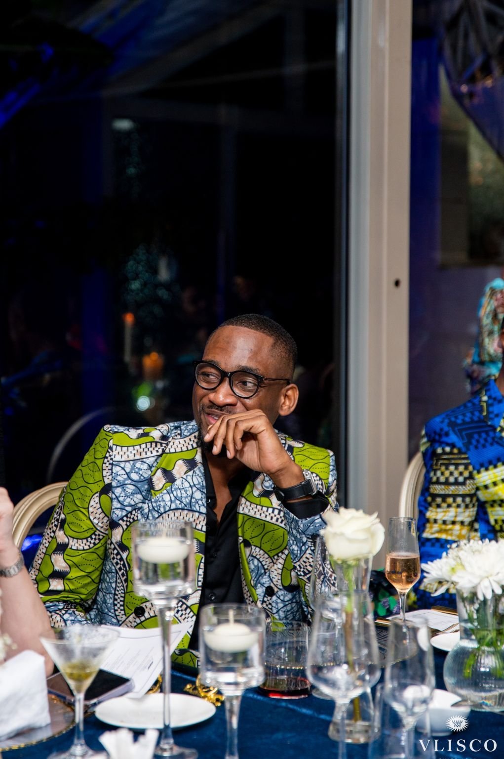 Christian Katshunga en veste wax lors d'une soirée Vlisco